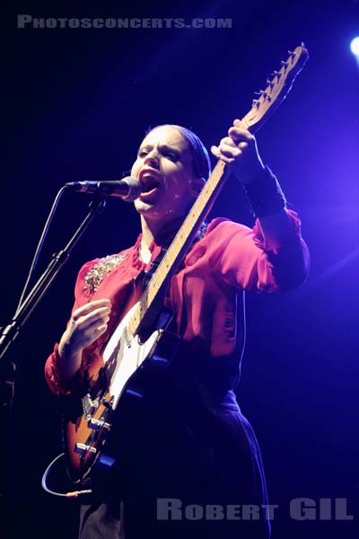 ANNA CALVI - 2011-11-07 - PARIS - Olympia - 